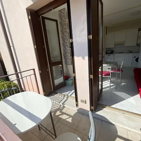 3v Ugo Whit Pool Apartman