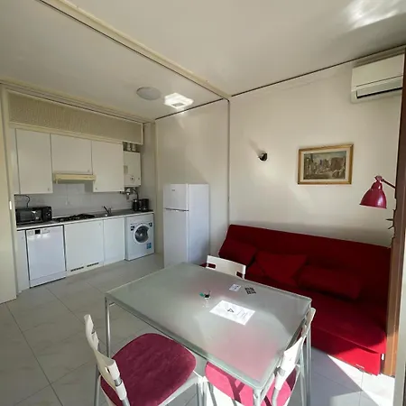 3v Ugo Whit Pool Apartman