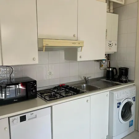 3v Ugo Whit Pool Apartman *